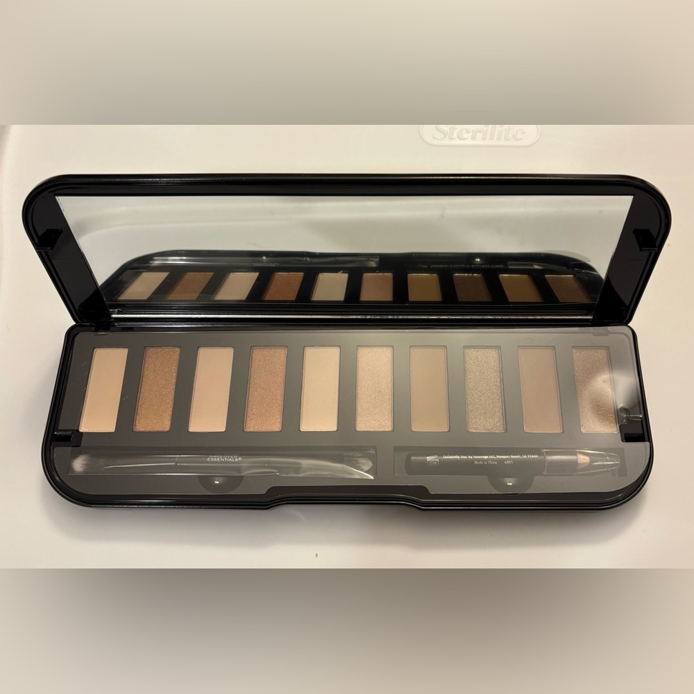 ✨✨Makeover Essentials Classic 10 Sunlit Breeze Eyeshadow Palette✨✨